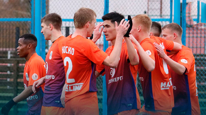 Игроки клуба "Смолевичи" празднуют забитый мяч в ворота ФК "Слуцк"