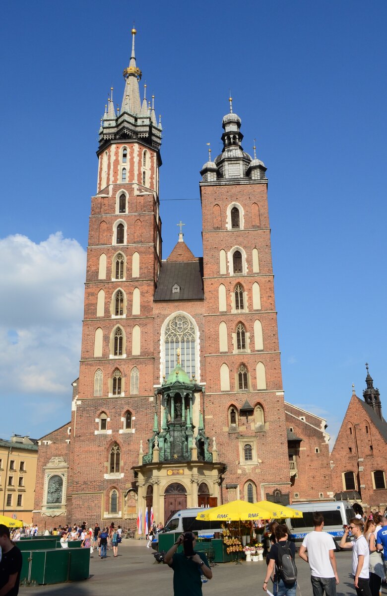 Мариацкий костёл, Краков. По легенде башни строили двое братьев. Младший от зависти, что старший продвигается в строительстве быстрее, убил того ножом, поэтому дальнейшие работы были остановлены. В день освящения храма младший брат не справился с угрызениями совести, вонзил нож в свое сердце и бросился вниз с вершины башни. 