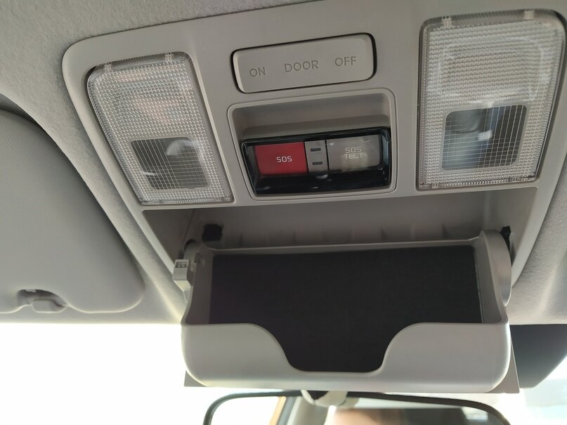 Откручиваем винты крепления плафона