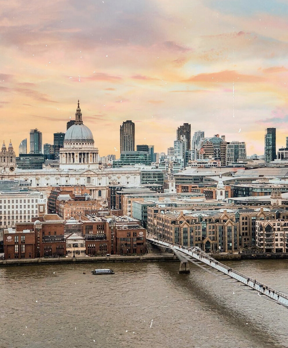 Вид на Millennium bridge с галереи современного искусства Tate modern
