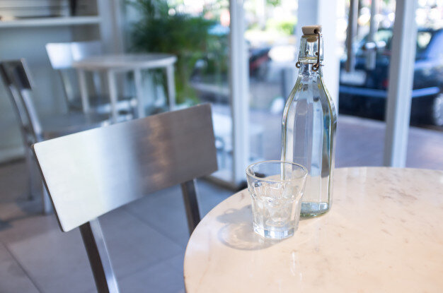 Пустая бутылка на столе: почему нельзя и откуда примета