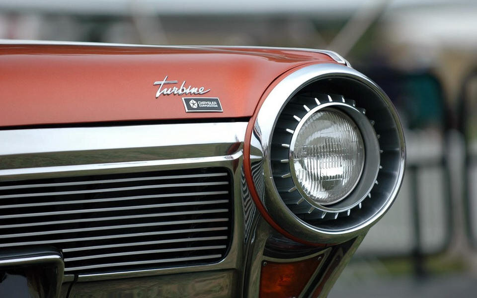 Передние фары автомобиля выглядят потрясающе