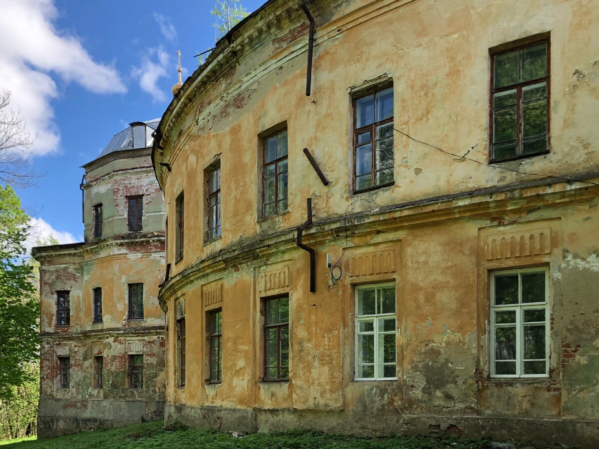 В старинной усадьбе где. Сутиски имение графа Гейдена. Усадьба Полторацких велёможье. Усадьба Дюрингера. Усадьба графа Байбуза Знаменка.