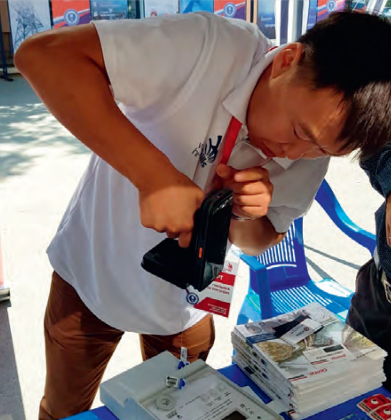 Специалисты тренируются считывать RFID-устройства с прибора учёта