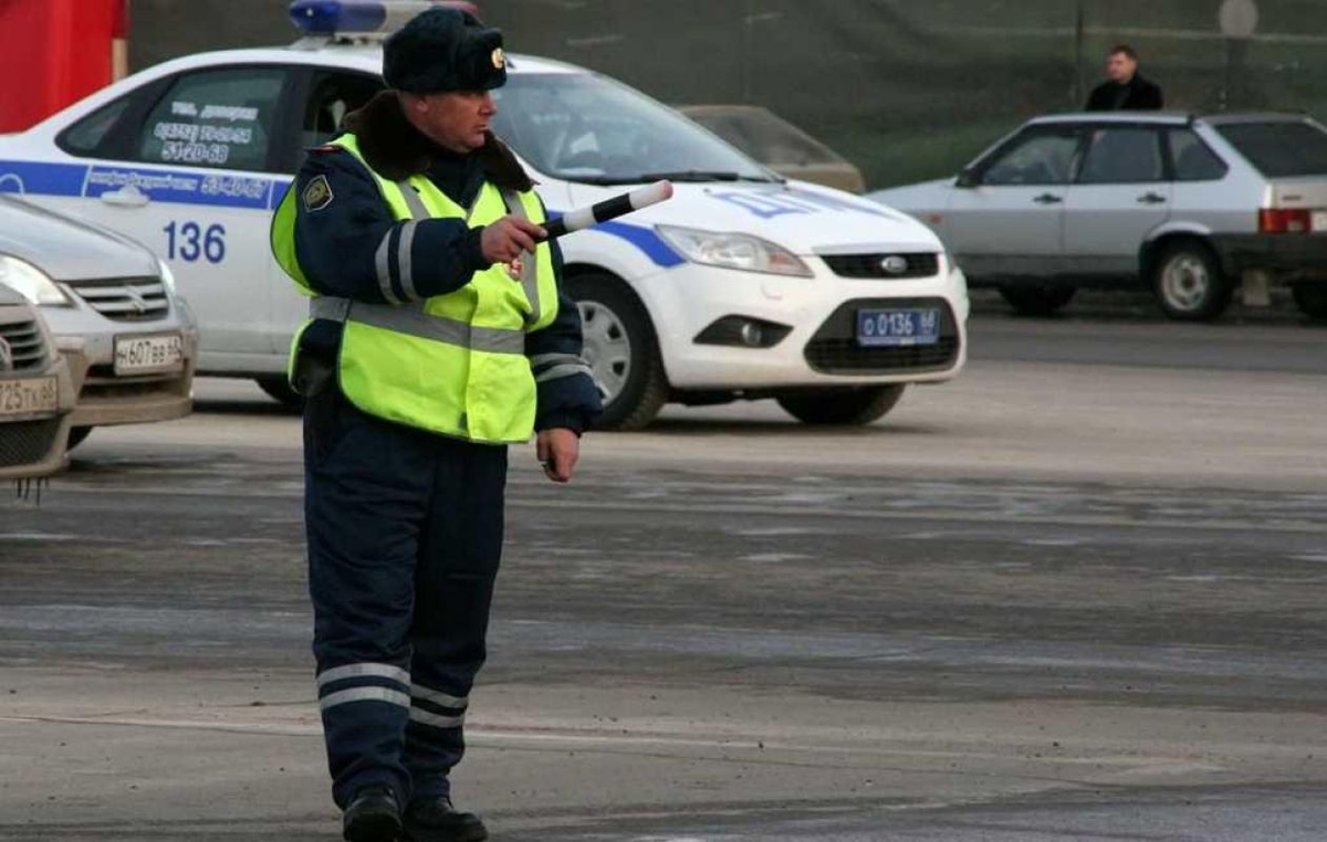 Гаишник останавливает автомобиль. Источник: Яндекс Картинки