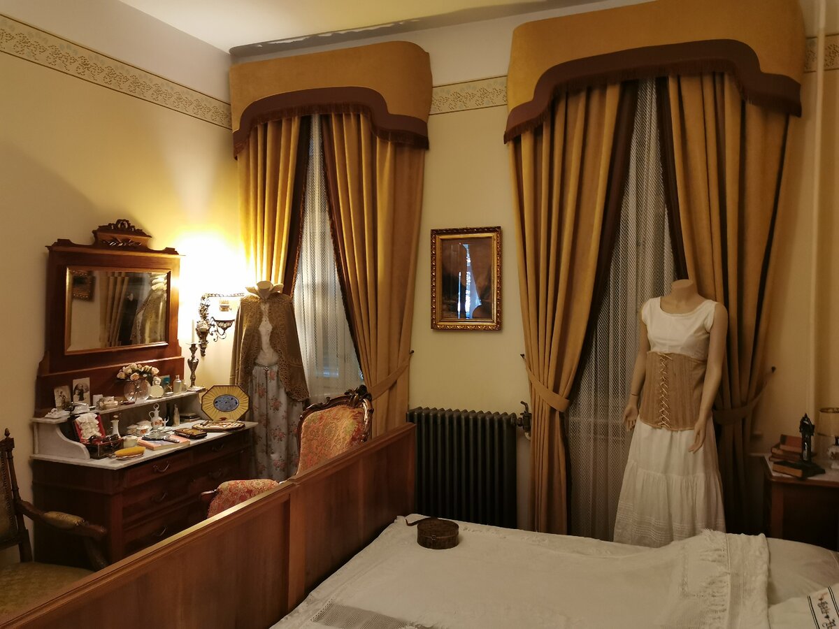 Хозяйская спальня и туалетный столик госпожи Гроссманн. Сколько там милых маленьких вещичек