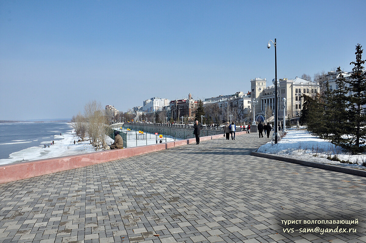 Первый месяц весны. Снег ещё лежит, но Волга уже вскрылась. Фото 08.03.2016.