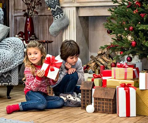 Елочные игрушки, самодельные снежинки, морозные узоры на стекле, поздравления от Деда Мороза и подарки, перевязанные красивыми ленточками... Всех этих мелочей дети ждут целый год.-2