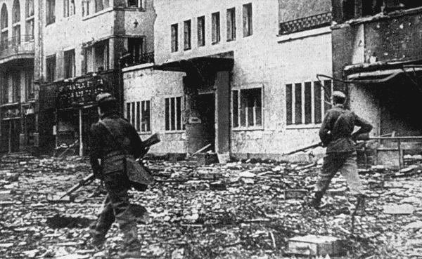 Фотография: Nach für beide Seiten äußerst verlustreichen Kämpfen dringen die Finnen Ende August in Wyborg ein. Ihr weiterer Angriff in Richtung Leningrad jedoch bleibt rund vierzig Kilometer vor der Stadt stecken