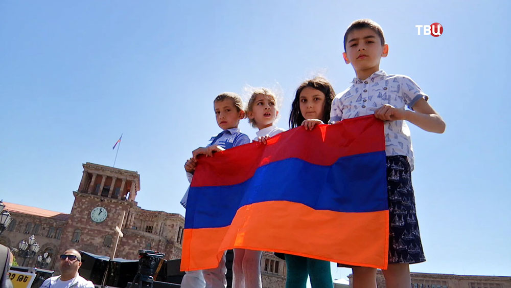 Армяне держат пост. Армяне флаг. Ребенок с армянским флагом. Армянский флаг с людьми. День флага Армении.