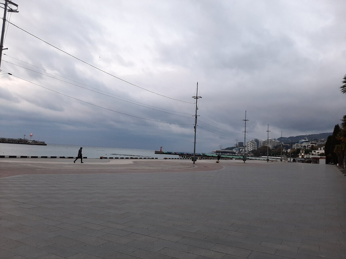 Утро. Набережная города Ялта