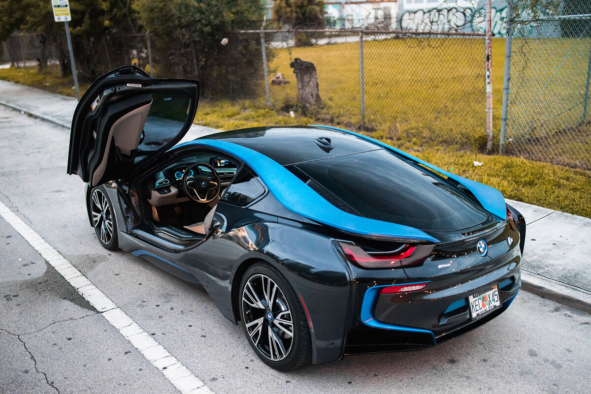 I8 BMW праворульная