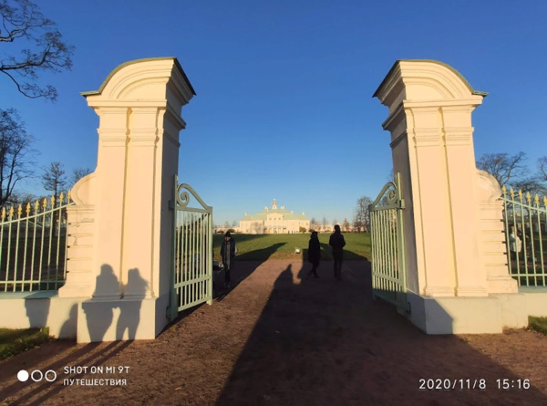 Ораниенбаум.  Ворота Большого Меншиковского дворца. Фото автора (листайте галерею)