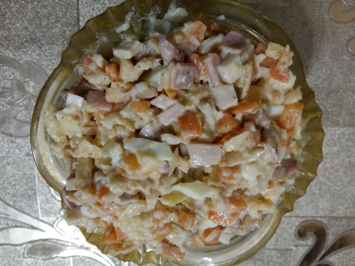 Салат из свежей моркови с кальмарами