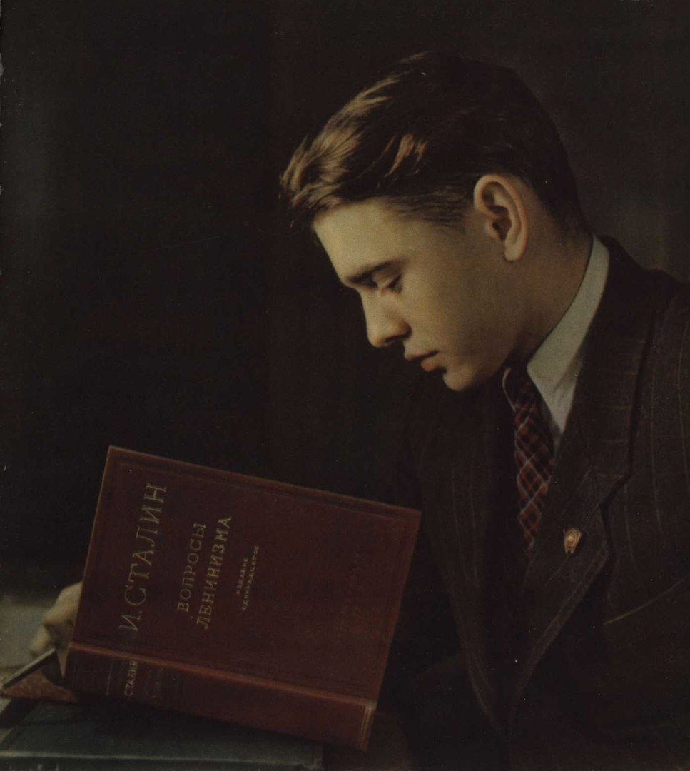 В своей борьбе против объединенной власти имущих классов рабочий класс может действовать как класс, только организовавшись в особую политическую партию.