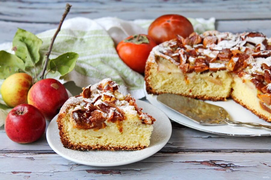 Шарлотка с яблоком и хурмой