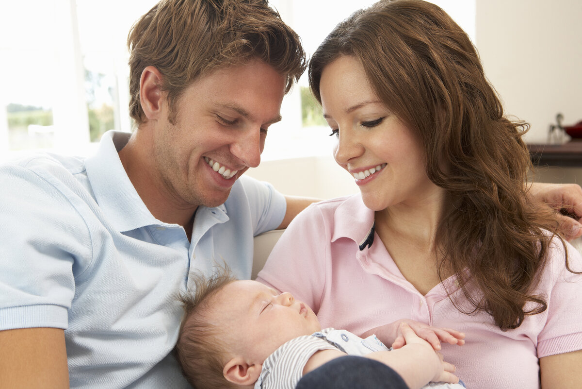 Mother father woman. Молодые родители. Счастливая семья с маленьким ребенком. Родители и дети. Родители с младенцем.