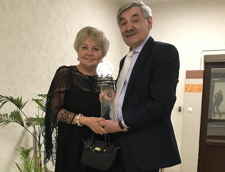 Юлия разделяет радость супруга