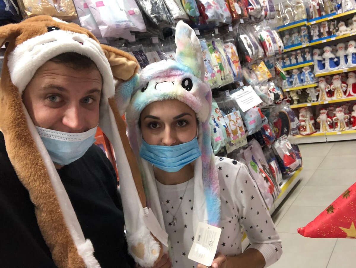 Жена только немного недовольна такой любовью, ревнует наверное)