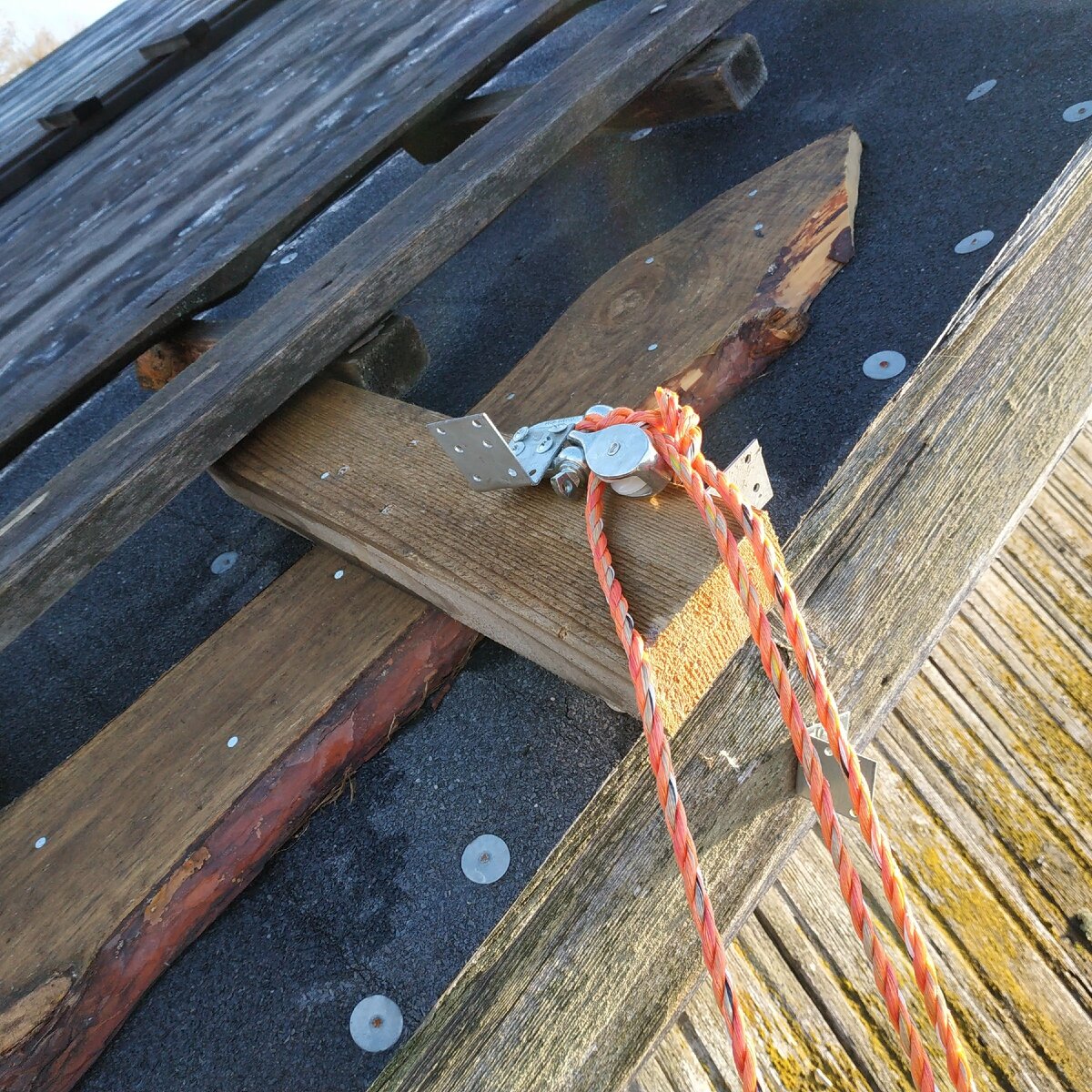 Брусок тут не просто так, к нему будет крепиться мачта. А сам брусок приколочен к доске, приколоченной к крыше.