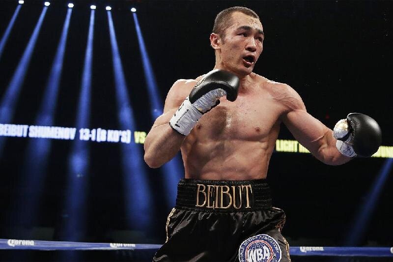 10. Бейбут Шуменов.                                                                                                                                               Наш хит-парад открывает бывший чемпион мира в полутяжелом весе Бейбут Шуменов, который на протяжении четырех лет владел титулом WBA. Этому парню не удалось построить успешную любительскую карьеру, где он отметился разве что золотой медалью чемпионата Азии 2004 года. Спустя три года после этого он дебютировал в профессионалах, где провел 10 поединков, прежде чем завоевал этот самый пояс. Справедливости ради стоит Отметить, что какого-то внушительного таланта он не продемонстрировал, да и соперники у него были весьма посредственные, но завоевать чемпионский пояс и защитить его пять раз сможет не всякий. После этого Бейбут решил повысить уровень оппозиции, но потерпел поражение от рук легендарного Бернарда Хопкинса, затем вернулсяк поколачиванию мешков, и даже сумел завоевать титул "регулярного" чемпиона по все той же версии WBA, но, похоже, утратил интерес к боксу, и с 2018 года на ринг не выходил.