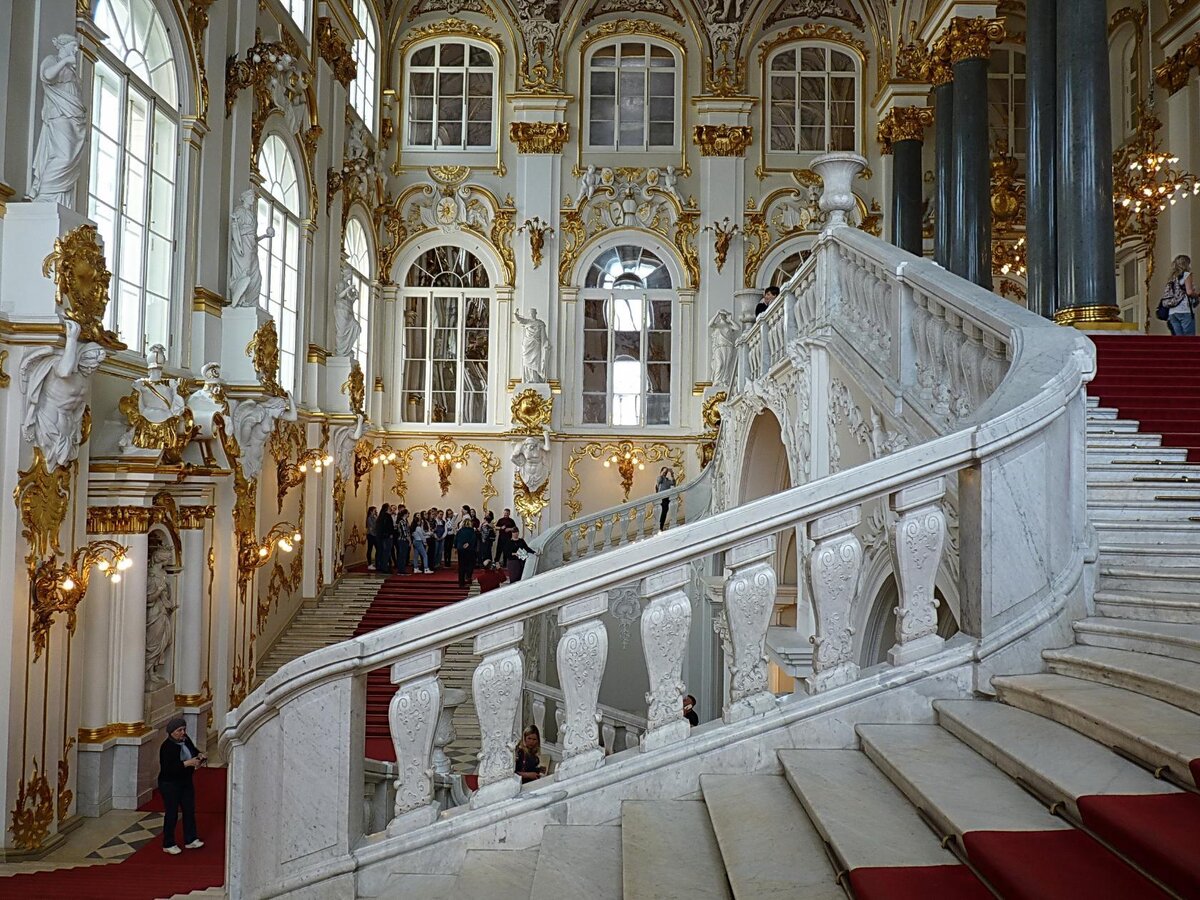 Как выглядит вход в эрмитаж внутри Excursão particular guiada por pequenos grupos ao Museu Estadual Hermitage de Sã
