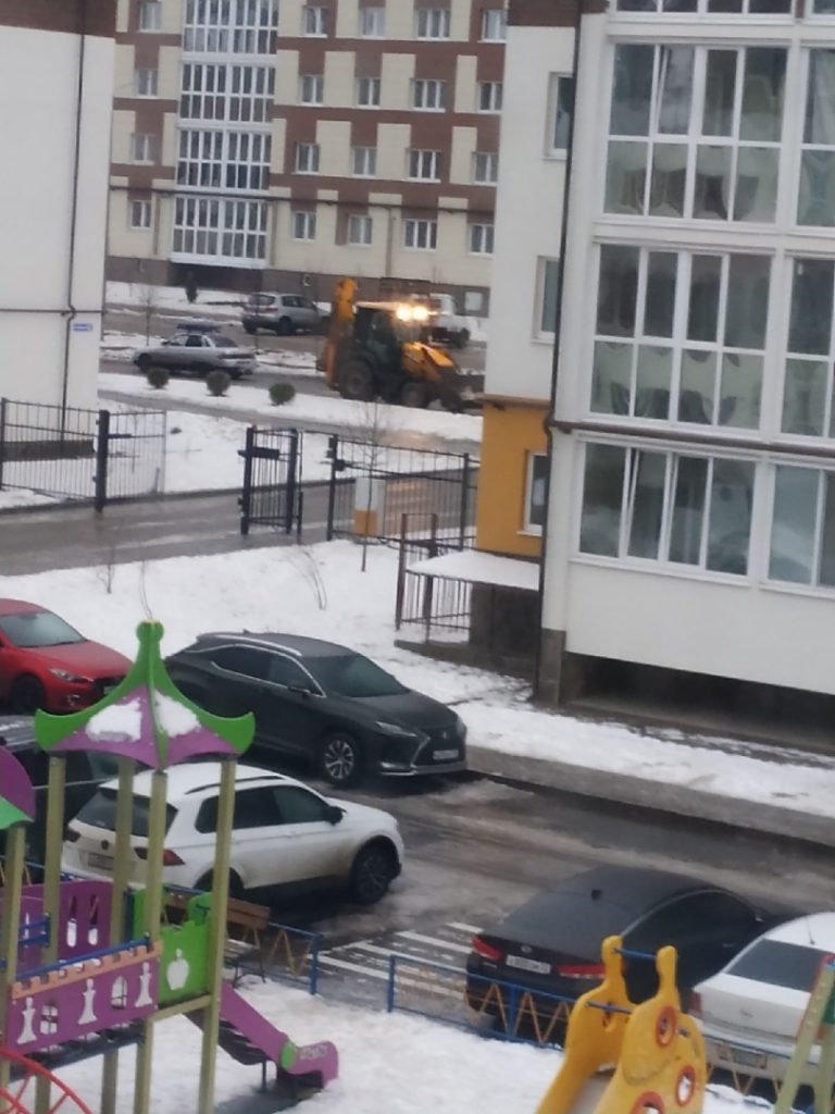 Микрорайон «Мегаполис Парк» под Брянском — здесь тротуары и дороги постоянно чистят и скребут, но даже его жители столкнулись сегодня с массой проблем из-за ледяного дождя…