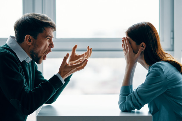 Фото взято с - https://ru.freepik.com/premium-photo/a-man-and-a-woman-are-sitting-at-a-table-talking-quarreling-with-each-other-a-real-quarrel-household-issues_7349498.htm