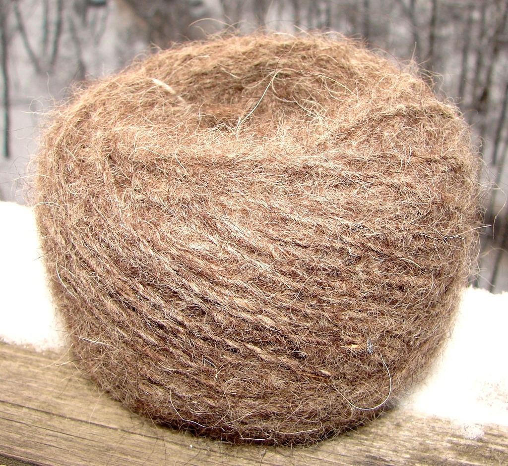 моток шерстяной пряжи. вяжем шерстью. вяжем шерстью. пряжа soffio мохер темно зеленый. красивая пряжа для вязания.