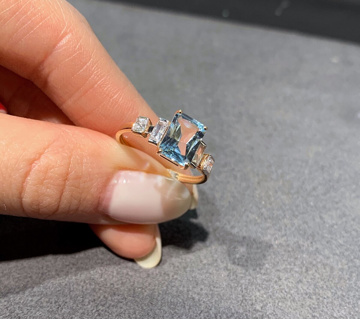 Кольцо из розового золота с топазом за 9.990