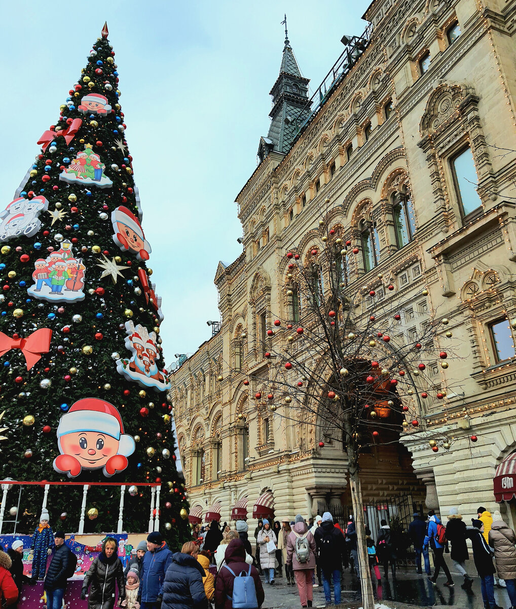 Возле ГУМа нарядили всё: и ёлки, и другие деревья.