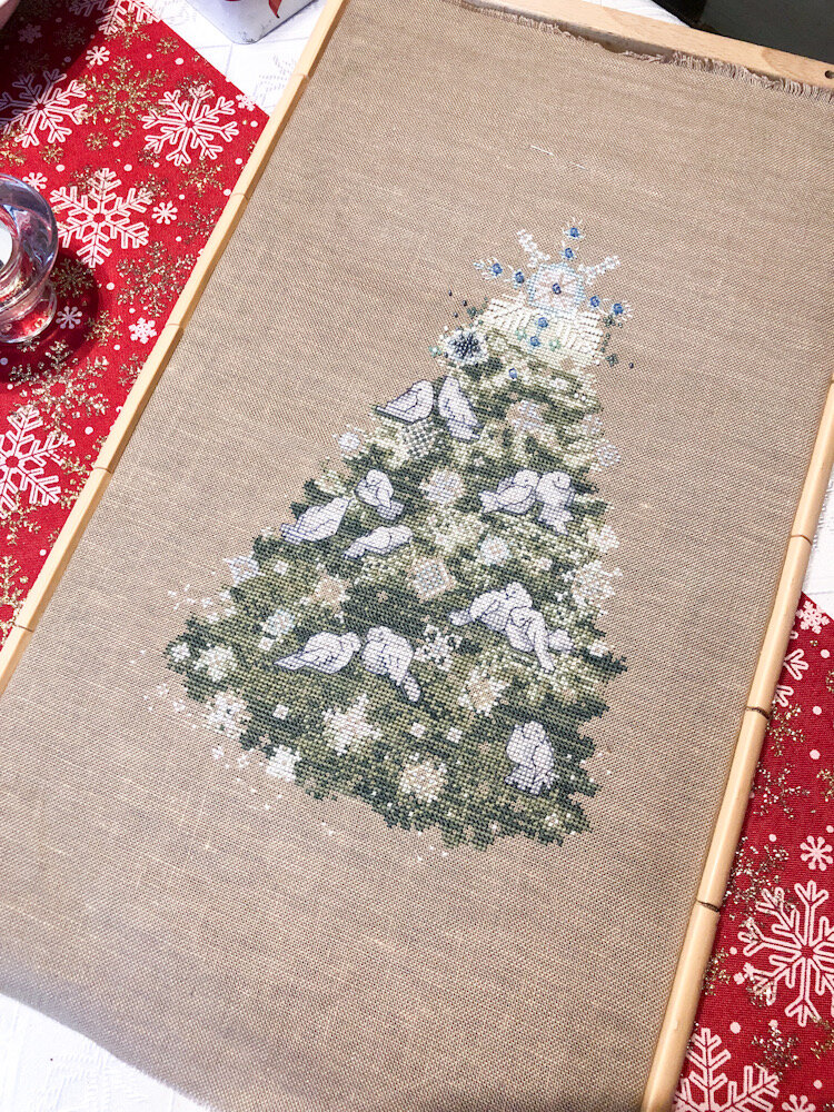 Фото автора. Елочка от Mirabilia в процессе своего украшения.