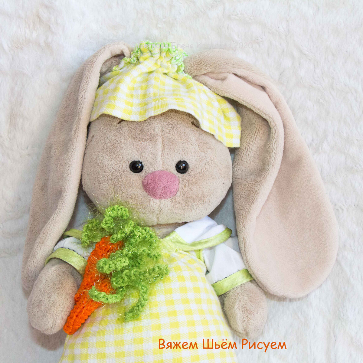 Моя морковка и зайка Ми. Теперь зайка сыт и доволен :)