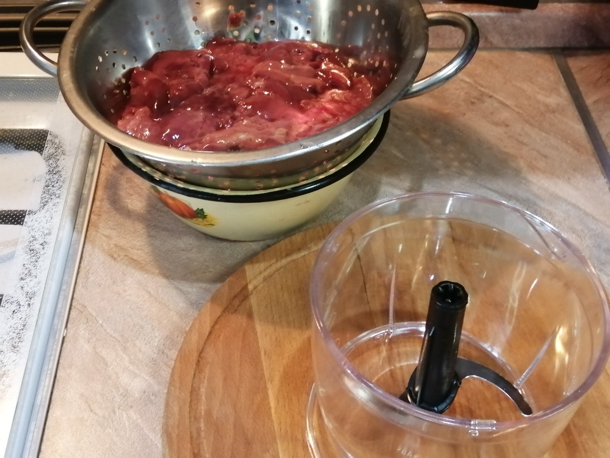 Перекрутить куриную печень 