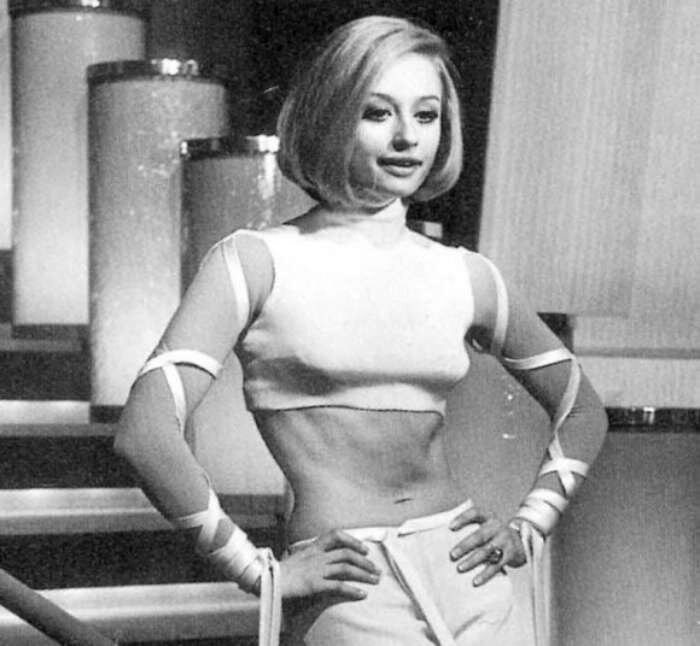 Рафаэлла Карра вообще никогда не стеснялась откровенных нарядов - это в какой-то степени повлияло на молодёжную моду 70-х.