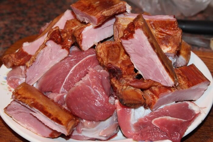Гуляш по-закарпатски из телятины, свиных ребер и острых колбасок, с красным вином (Вам точно понравится)