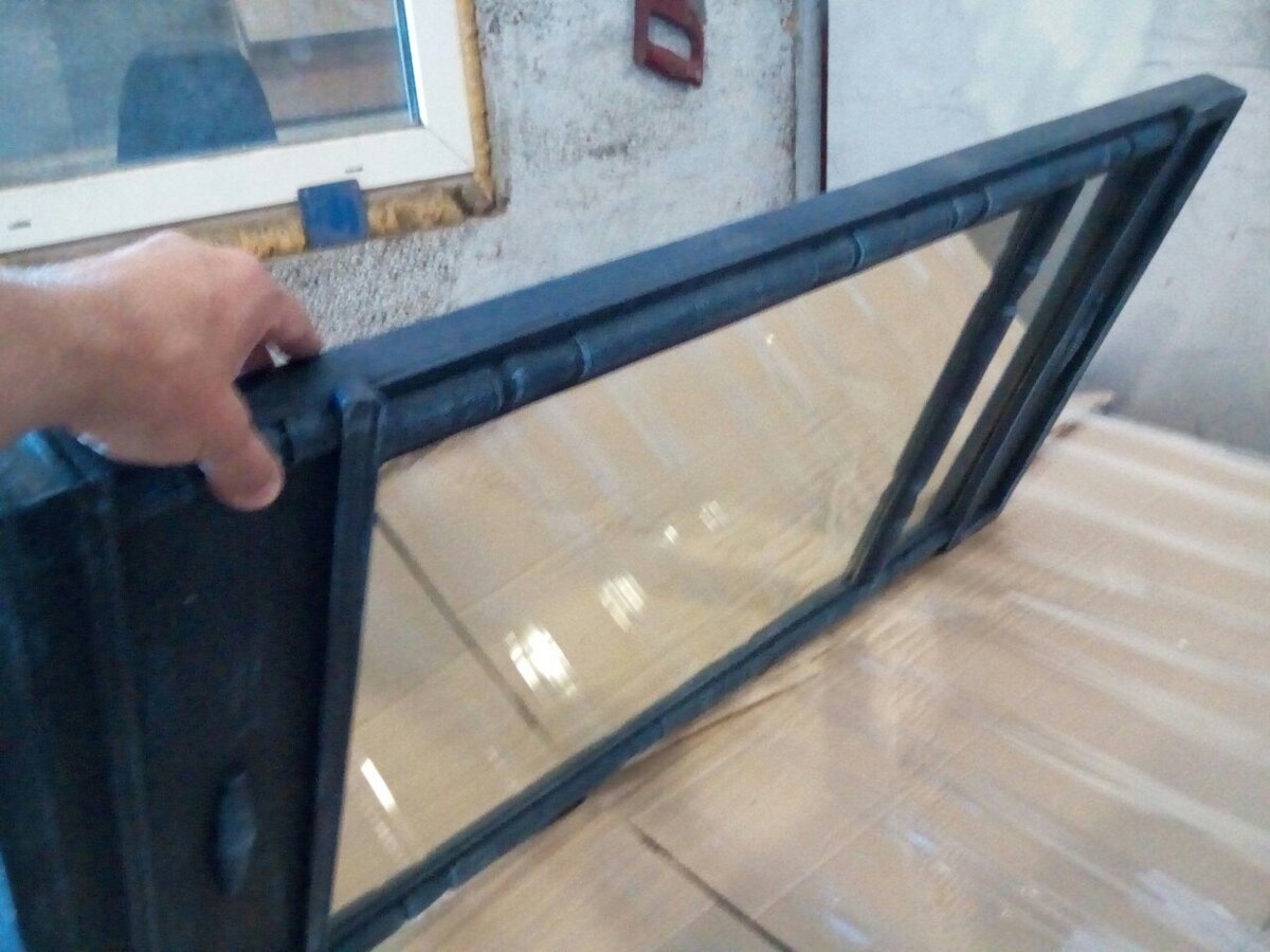 Сфотографировал (жаль, не очень удачно) похожее зеркало, чтобы было понятно о чем  идет речь. Здесь рама черная, а на том была коричневая. В остальном всё то же самое.