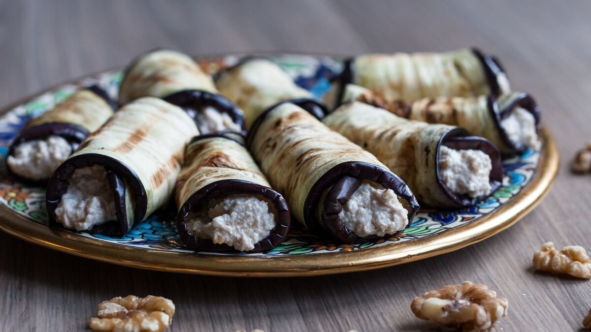 Баклажаны с грецкими орехами и чесноком