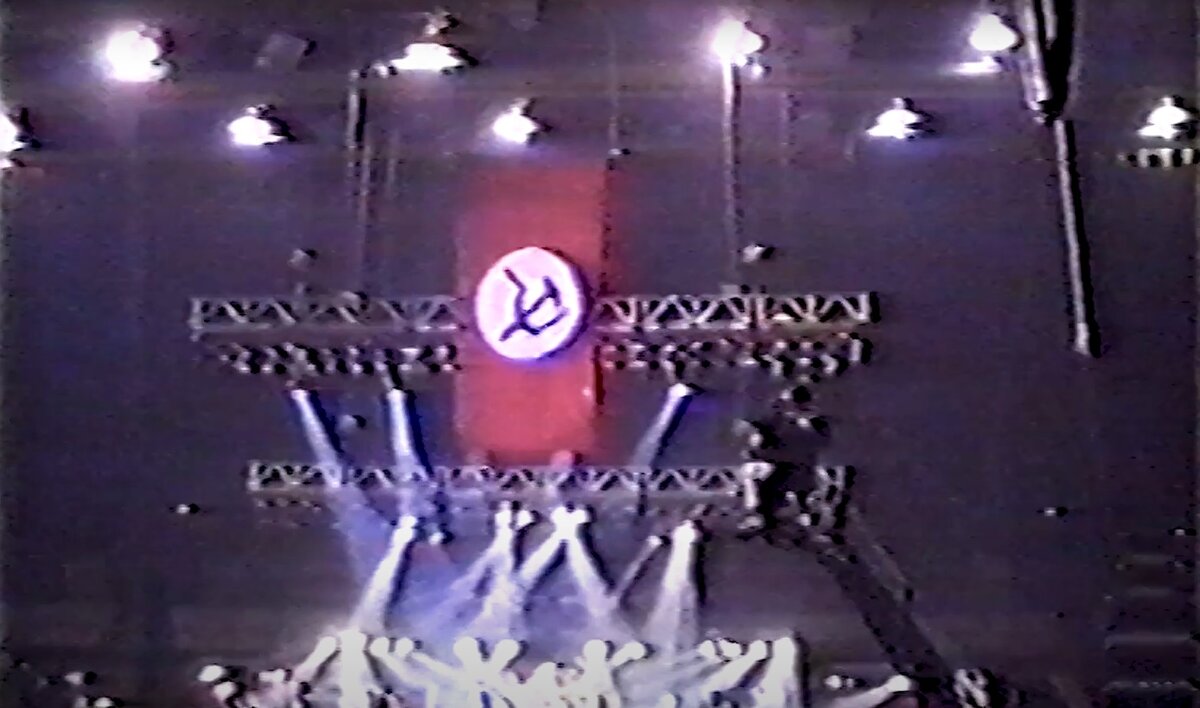 Знамя НБП (запрещённой ныне) над сценой в ДС "Крылья Советов" 27 мая 1994 года.