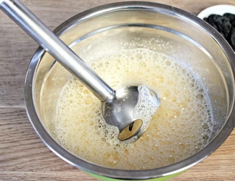 Первым делом в миске взбиваем яйца с сахаром и солью