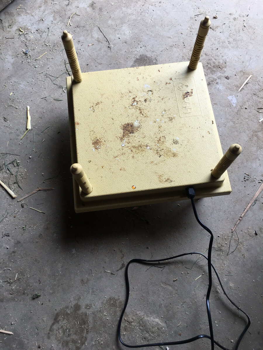 Вид сверху - жёлтая  пластмасса - она не греет.