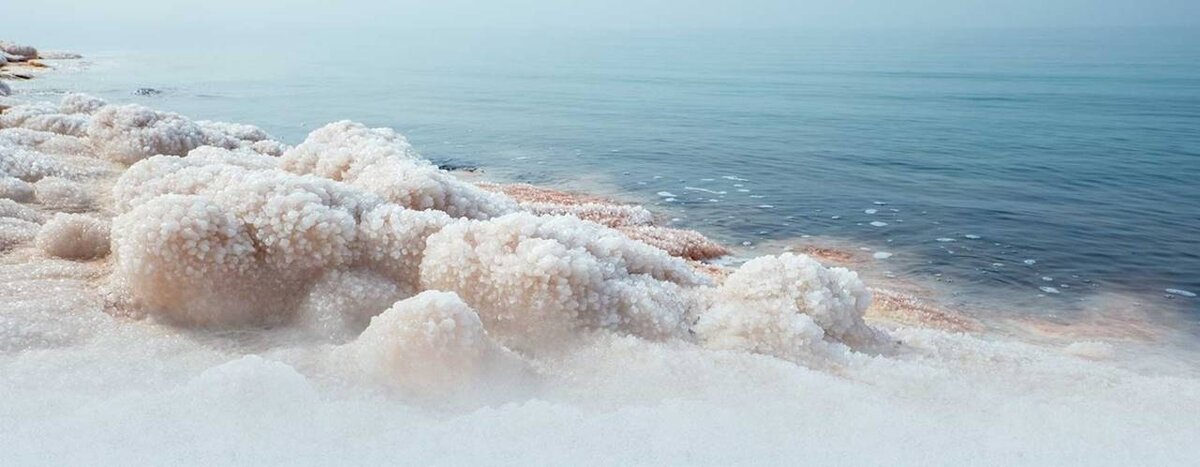 Морская вода соли. Минералы мертвого моря. Соль мёртвого моря. Соляное море. Мертвое море растения.