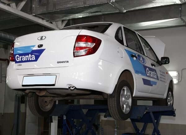 Подъемник заметно облегчит работу по регулировке стояночного тормоза.