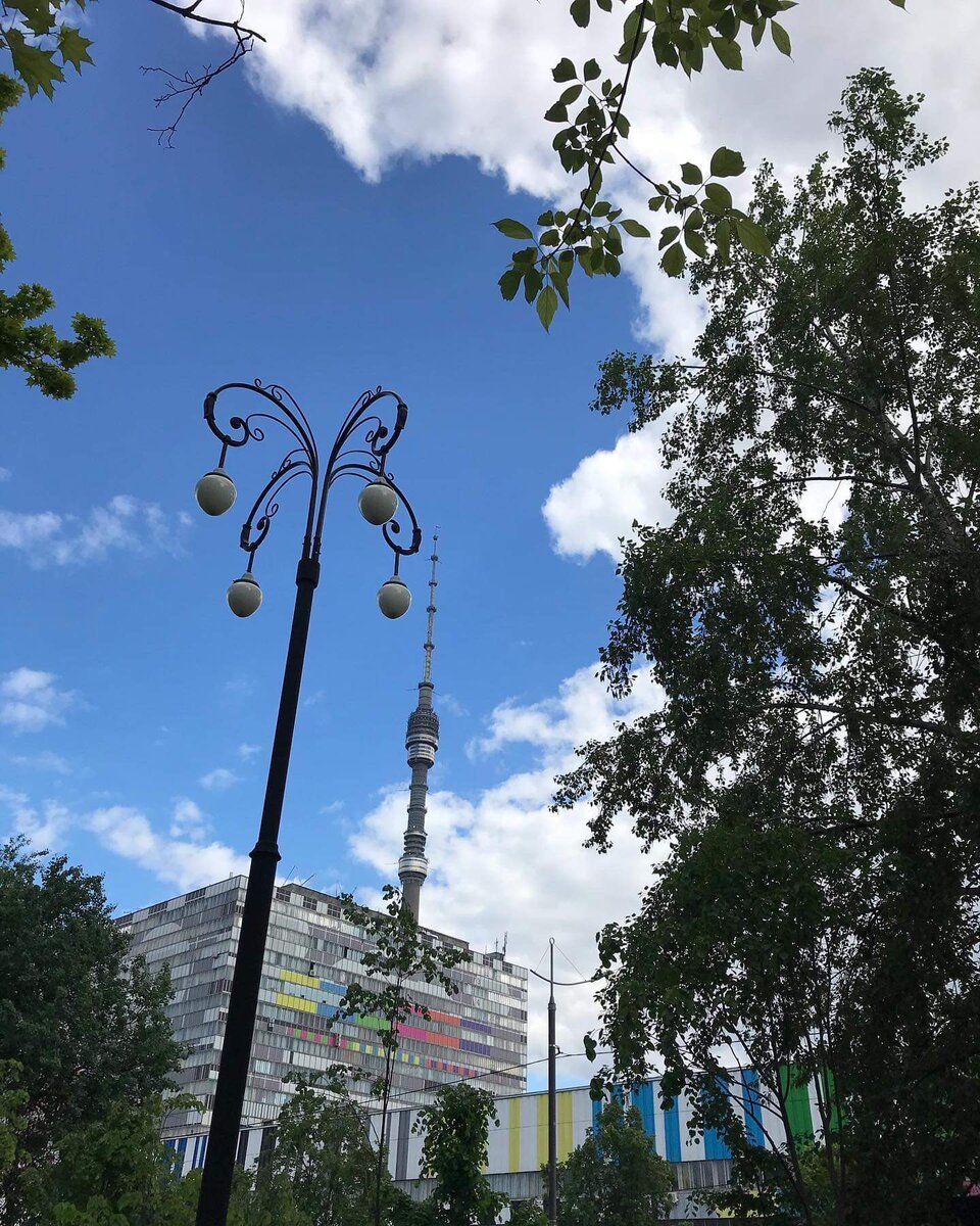 На углу Останкинского парка виден телецентр