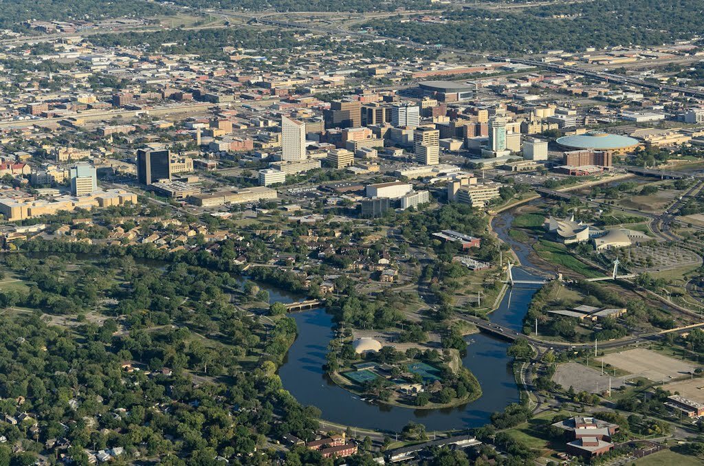 Уичита - американский городок с населением около 400 тысяч человек, "прославившийся" историей серийного убийцы БТК.