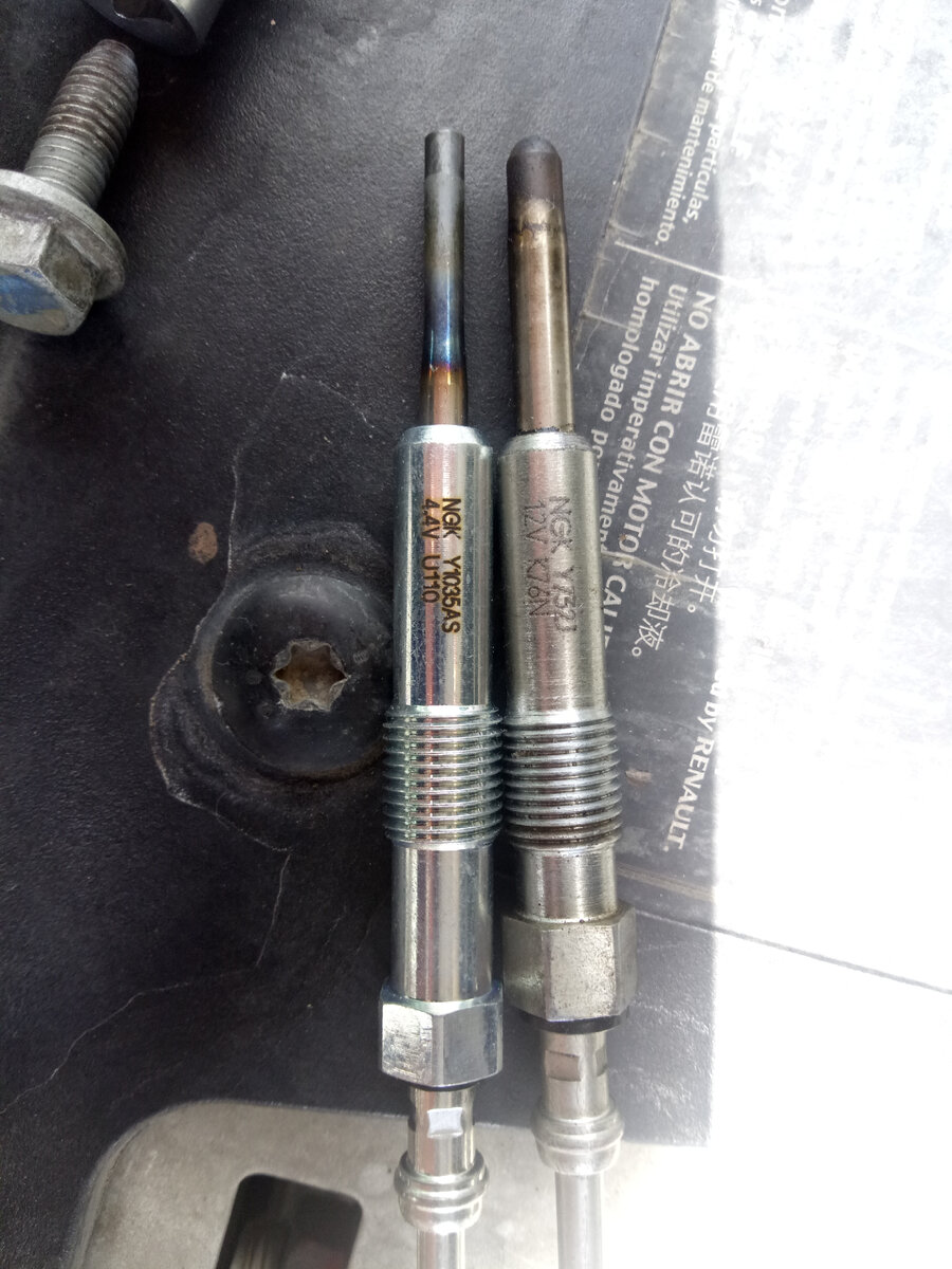 Свечи накаливания справа неправильная, слева какая нужна. 