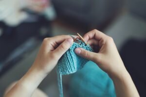 Для удобства работы переведите петли третьей и четвертой спиц на одну спицу и вяжите чулочной вязкой прямоугольное полотно – высоту пятки. Высота пятки определяется по формуле: количество кромочных петель равно числу петель на одной спице (например, если на каждой из спиц в начале вязания было по 10 петель, то для образования высоты пятки нужно связать 20 рядов и получить 10 кромочных петель).
