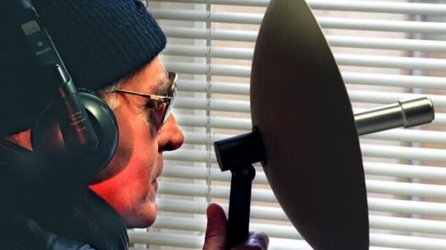 Устройства, позволяющие обезопасить ценную информацию от недоброжелателей, работают за счет подавления сигнала и образования помех. Мошенника, записавшего информацию на диктофон, ждет разочарование при дальнейшем прослушивании похищенных данных – аудиозапись будет невозможно разобрать – будет слышен лишь голос человека и темп его речи, но суть сказанного злоумышленник не поймет. Данные глушки идеально подойдут людям, использующим личные материалы при подготовке к занятиям – тренинг-менеджерам, экскурсоводам, психологам или специалистам, проводящим семинары.