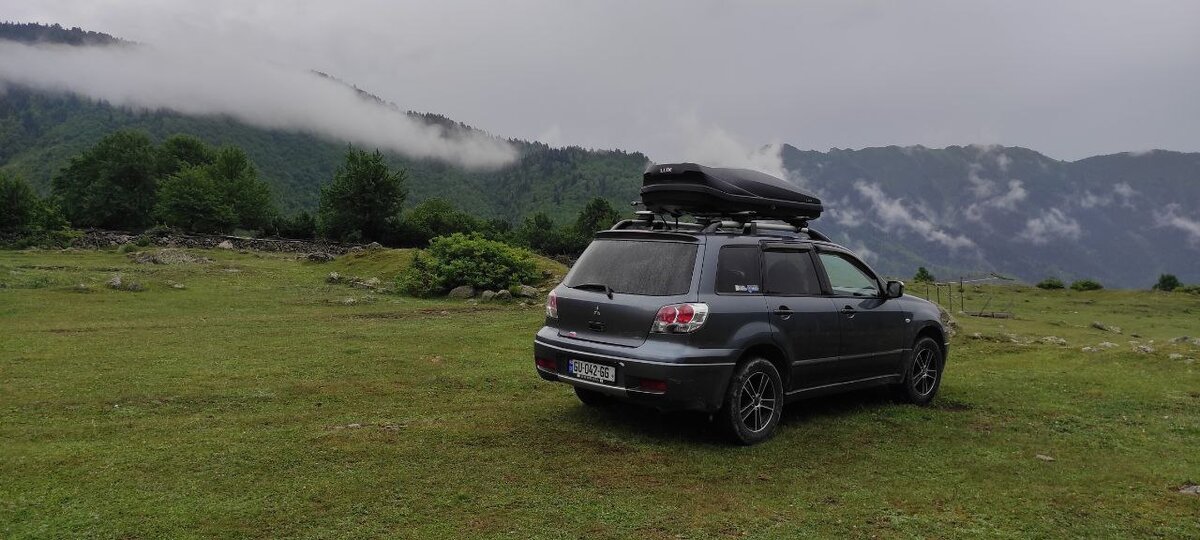 Нам удалось проскочить с документами по работе, на машине в марте. Но сейчас видимо из-за потока туристов пограничники стали проверять все очень дотошно, и "левых" не пропускают.