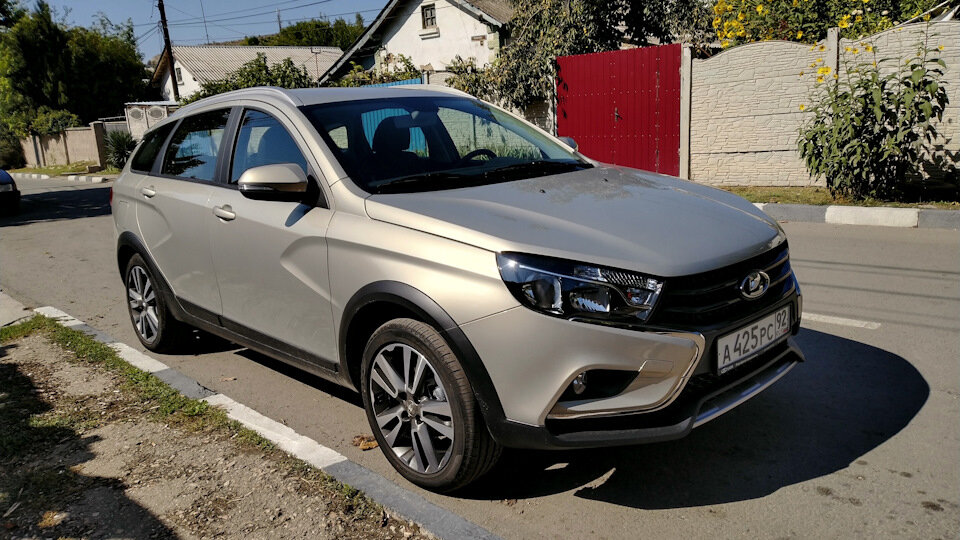 Lada Vesta  в цвете карфаген.